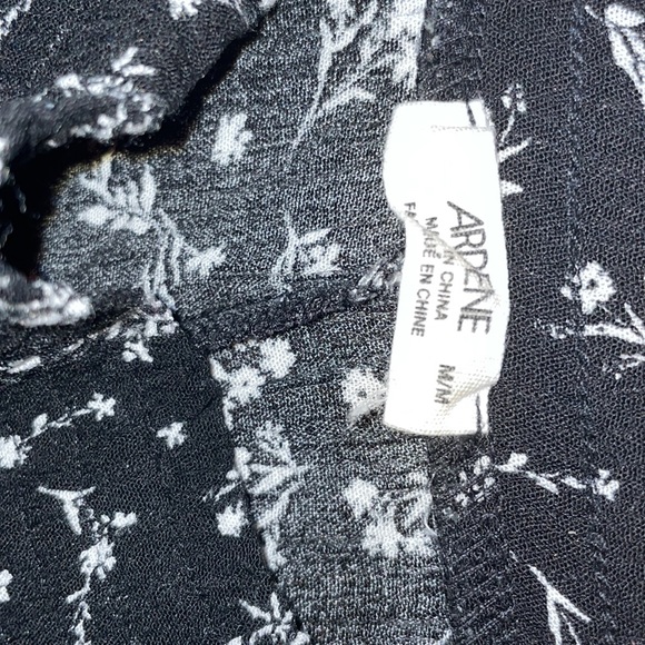 Ardene medium. Almost brand new. Nice soft and stretchy comfortable pants. - Picture 4 of 4